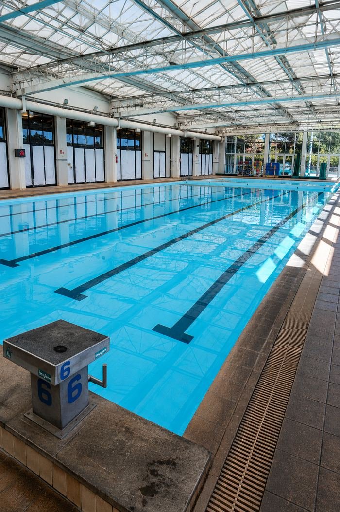 Piscina semi-olímpica revestida com tela armada, finalizada e cheia