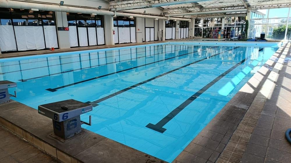 Piscina semi-olímpica reformada em academia